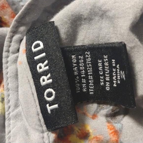 Torrid Gray Floral Challis Button Up Blouse EUC - Picture 5 of 5